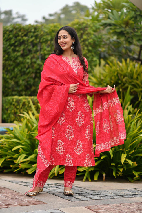 MULMUL KYNA BLOCK PRINTED KURTA-PANTS & DUPATTA SET MULMUL KYNA BLOCK PRINTED KURTA-PANTS & DUPATTA SET