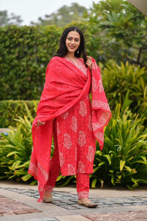 MULMUL KYNA BLOCK PRINTED KURTA-PANTS & DUPATTA SET MULMUL KYNA BLOCK PRINTED KURTA-PANTS & DUPATTA SET