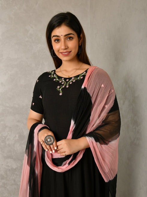 AAHELI SANDHYA SOLID-EMBROIDERED FLARED SUIT SET AAHELI SANDHYA SOLID-EMBROIDERED FLARED SUIT SET