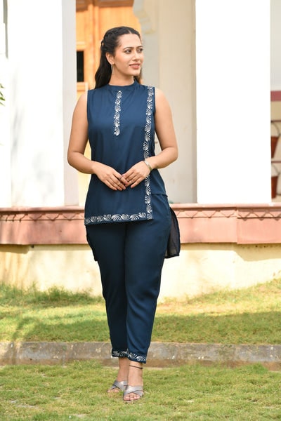 AAHELI LEILA JARI EMBROIDERED KURTI SET AAHELI LEILA JARI EMBROIDERED KURTI SET