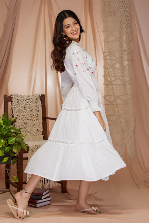 AAHELI RADIANT MEADOWS OFF-WHITE COTTON KANTHA TIERED DRESS AAHELI RADIANT MEADOWS OFF-WHITE COTTON KANTHA TIERED DRESS