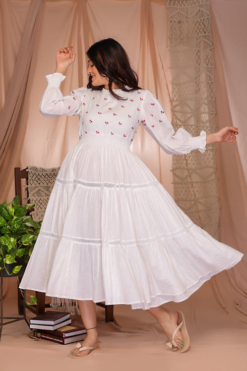 AAHELI RADIANT MEADOWS OFF-WHITE COTTON KANTHA TIERED DRESS AAHELI RADIANT MEADOWS OFF-WHITE COTTON KANTHA TIERED DRESS